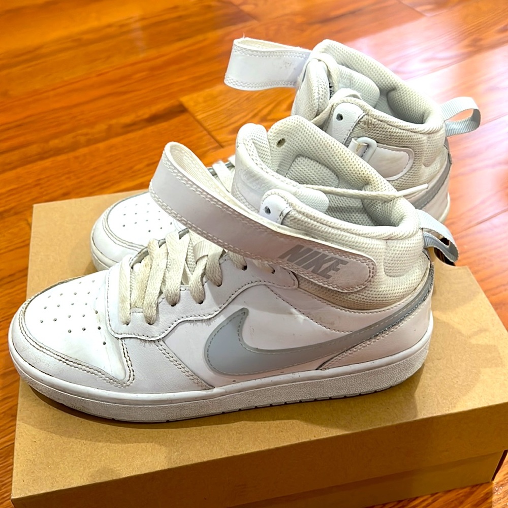 Girls nike sneakers size 5